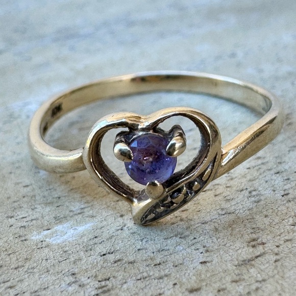 American Vintage solid 10K Gold Heart Ring with Purple Gem - Picture 1 of 10